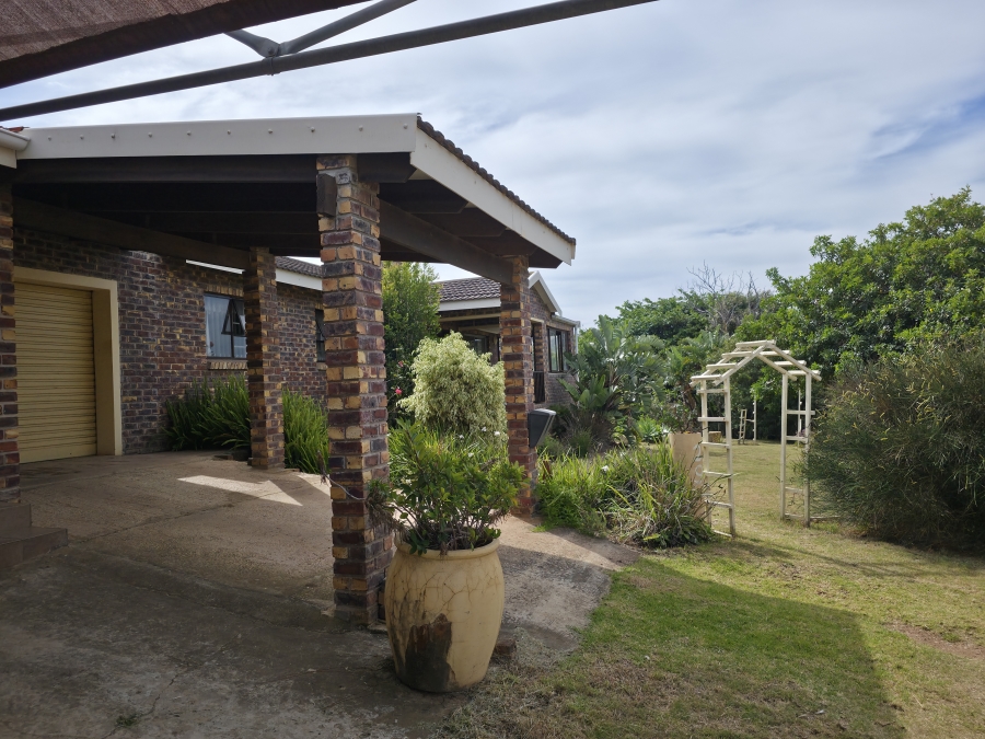 3 Bedroom Property for Sale in Wavecrest Eastern Cape